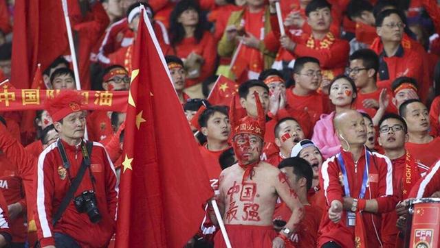 萧老太太不知道王正刚这话是什么意思，挤出尴尬的笑容，说道：您这是何出此言啊？说罢，她连忙招呼萧常乾：难得王总亲自上门，你还不赶紧过来，请王总进去坐坐？这可是你将来的亲家啊。